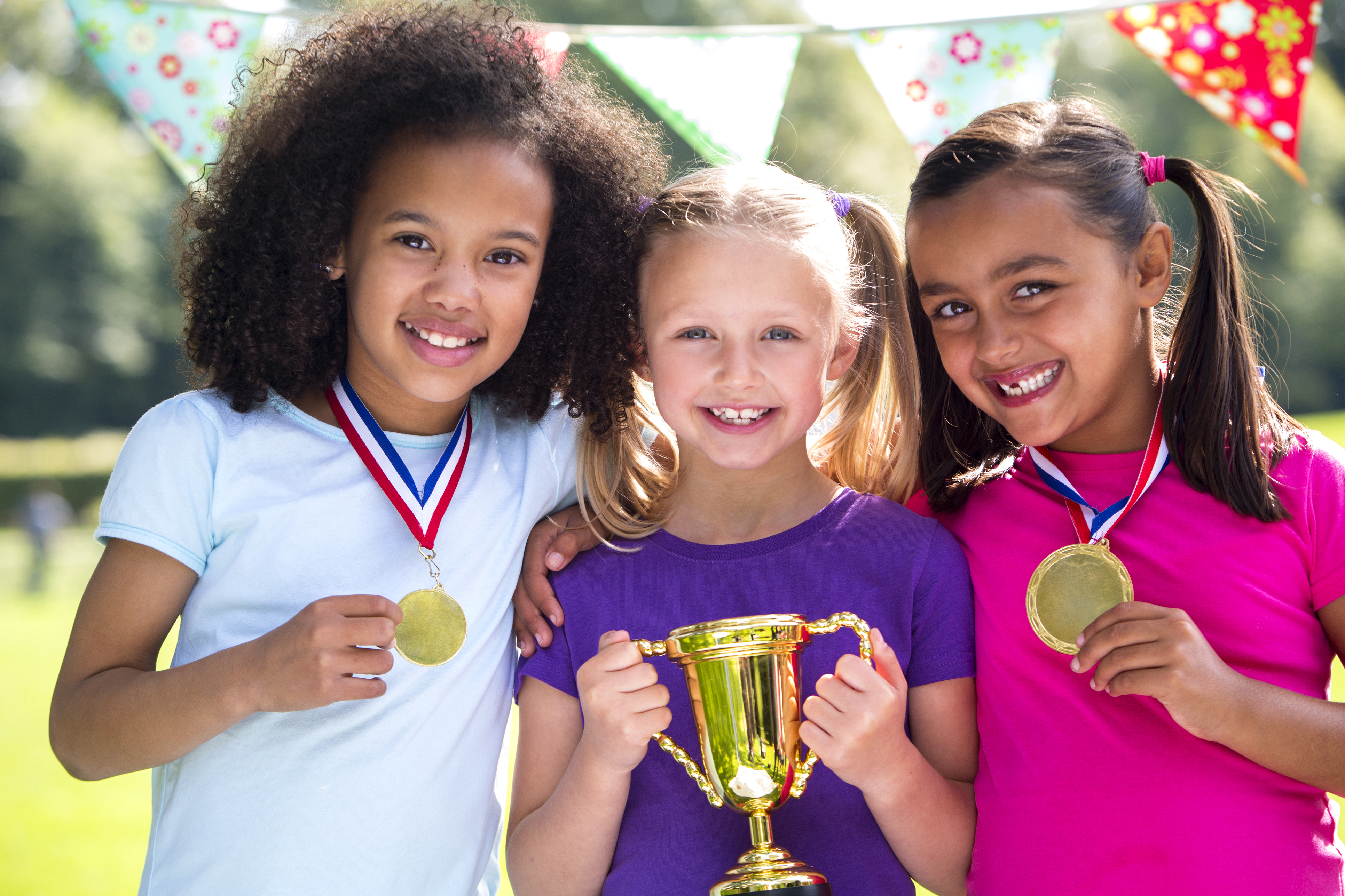 1 a win competition. Счастливые дети на соревнованиях. Медали для детей. Дети с медалями и кубками. Дети чемпионы.