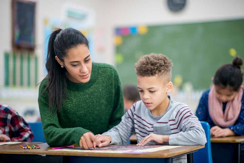 A teacher supporting a student with feedback using a growth mindset