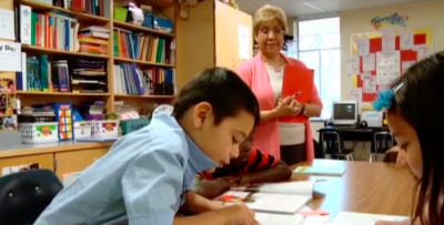 Teacher teaching with learning objectives 